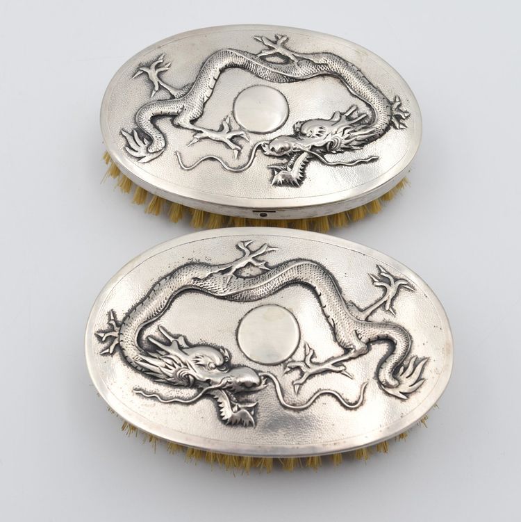 Tuck Chang Coppia di spazzole cinesi in argento sterling con decorazione a forma di drago