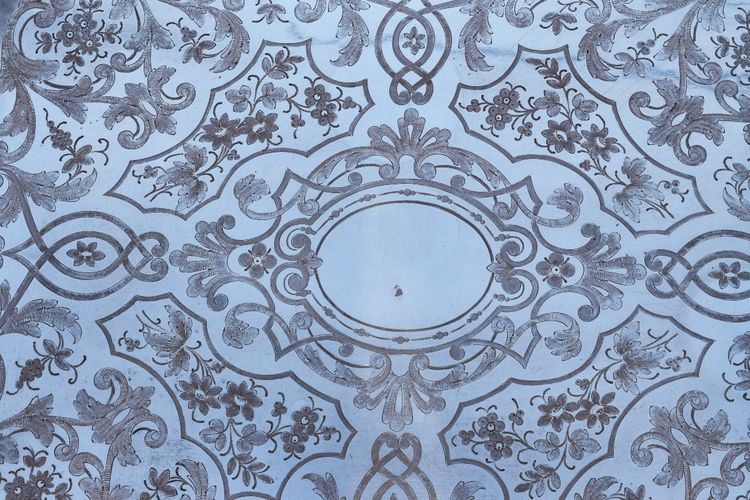 Grande vassoio rettangolare in metallo argentato riccamente decorato, inizio XX secolo