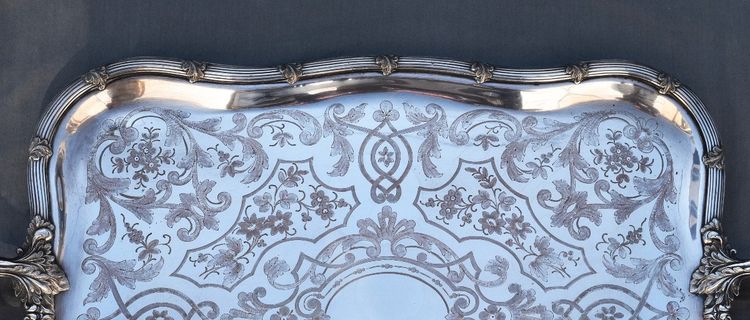 Grande vassoio rettangolare in metallo argentato riccamente decorato, inizio XX secolo