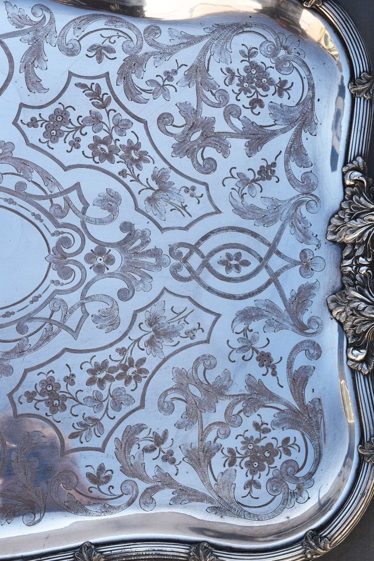 Grande vassoio rettangolare in metallo argentato riccamente decorato, inizio XX secolo