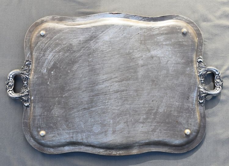 Grande vassoio rettangolare in metallo argentato riccamente decorato, inizio XX secolo