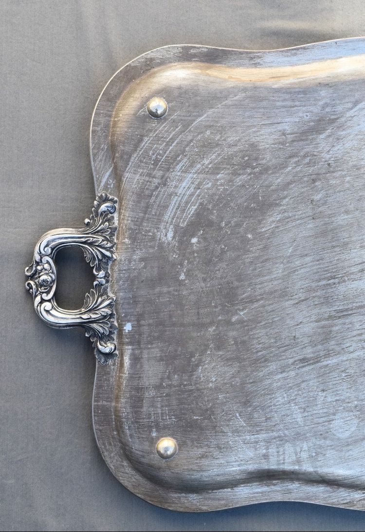 Grande vassoio rettangolare in metallo argentato riccamente decorato, inizio XX secolo