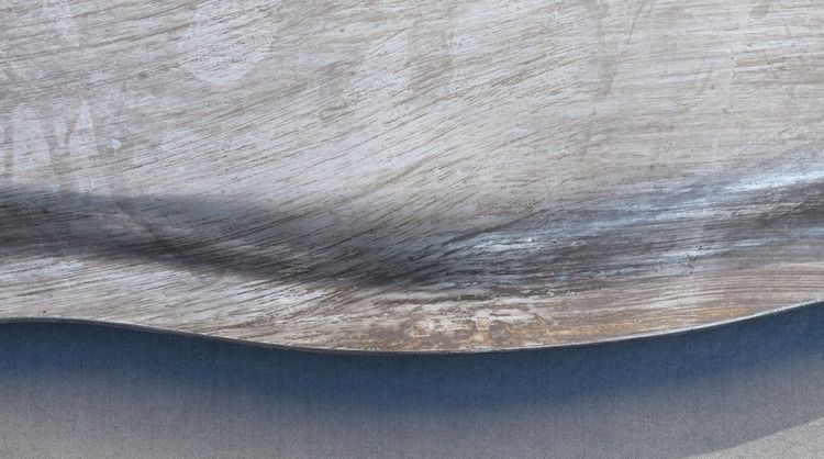 Grande vassoio rettangolare in metallo argentato riccamente decorato, inizio XX secolo