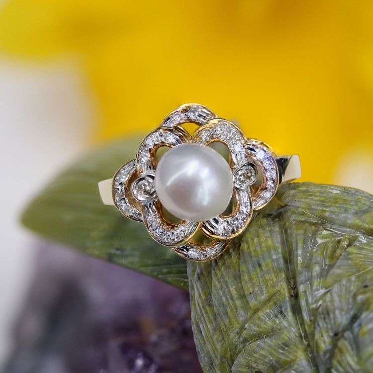 Akoya-Zuchtperlenring mit durchbrochener Diamantfassung