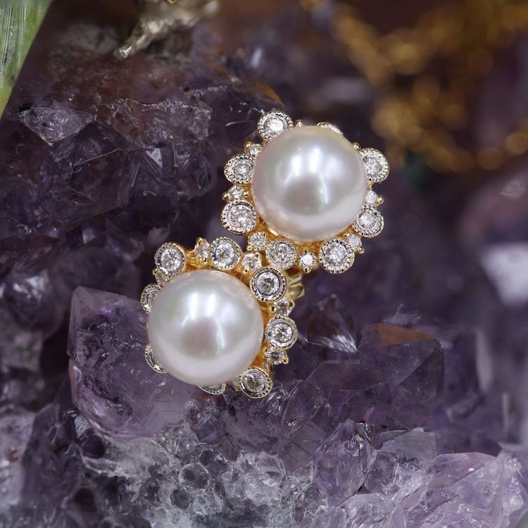 Orecchini in oro giallo con perle Akoya e diamanti