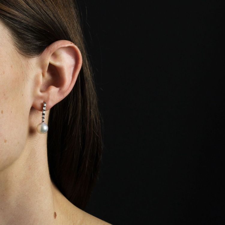 Orecchini pendenti con perle Akoya e diamanti trapezoidali