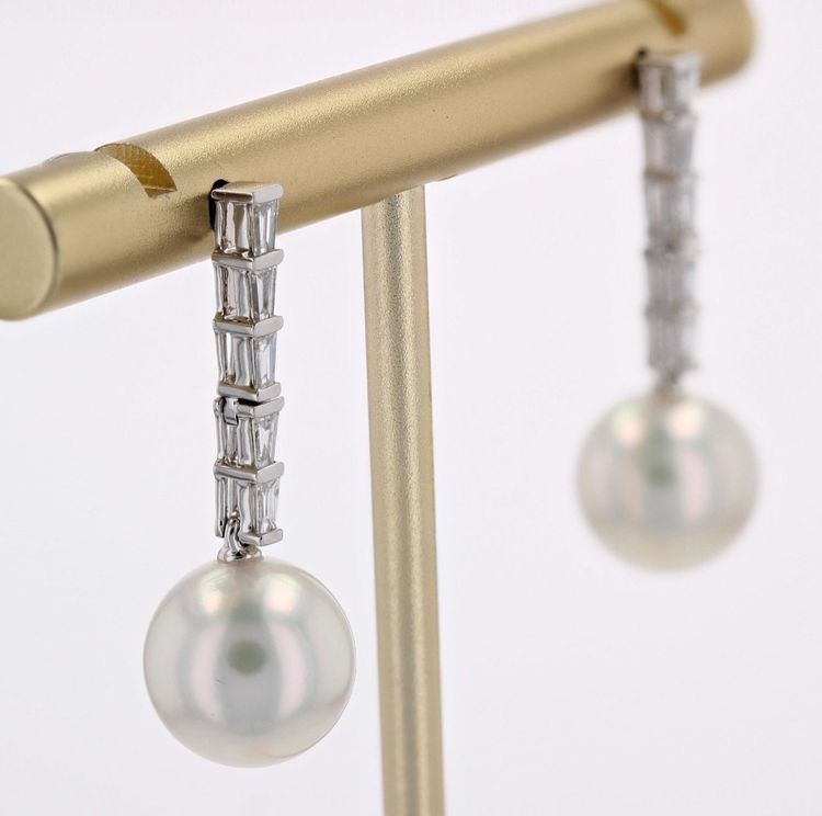 Orecchini pendenti con perle Akoya e diamanti trapezoidali