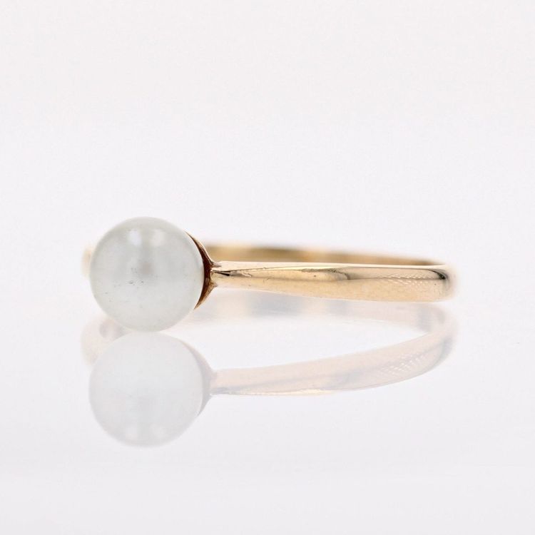 Solitärring aus goldener Zuchtperle