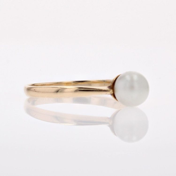 Solitärring aus goldener Zuchtperle