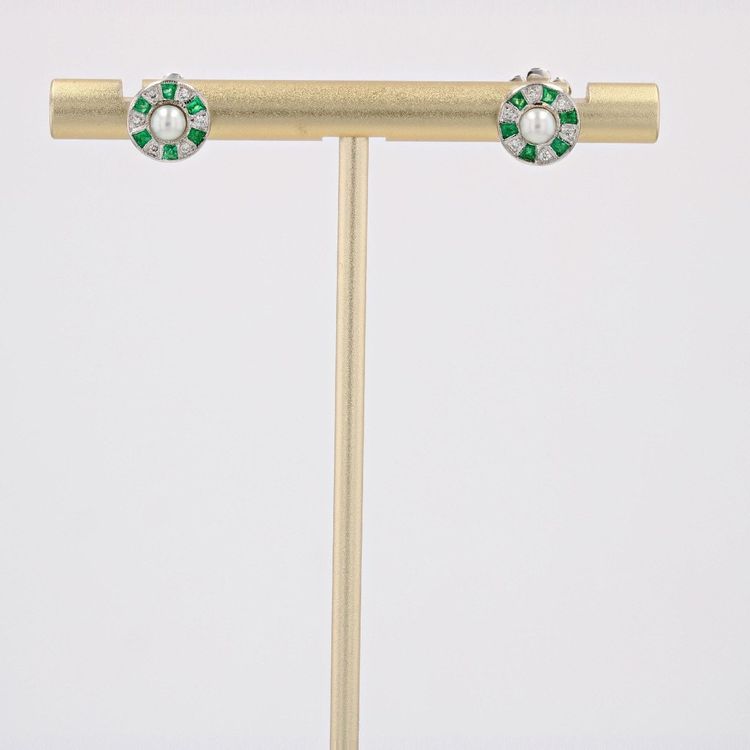 Orecchini con perle calibrate, diamanti e smeraldi