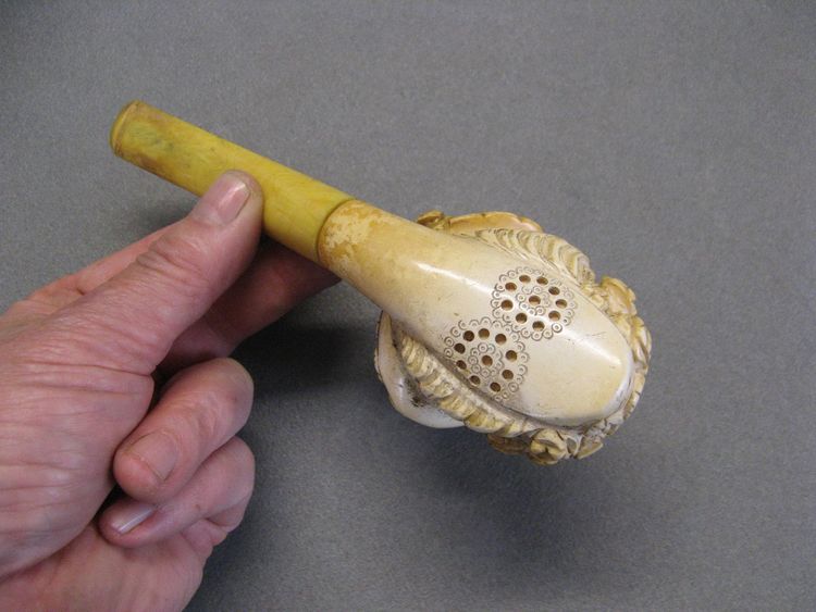 Meerschaumpfeife mit Darstellung einer Renaissancefigur.