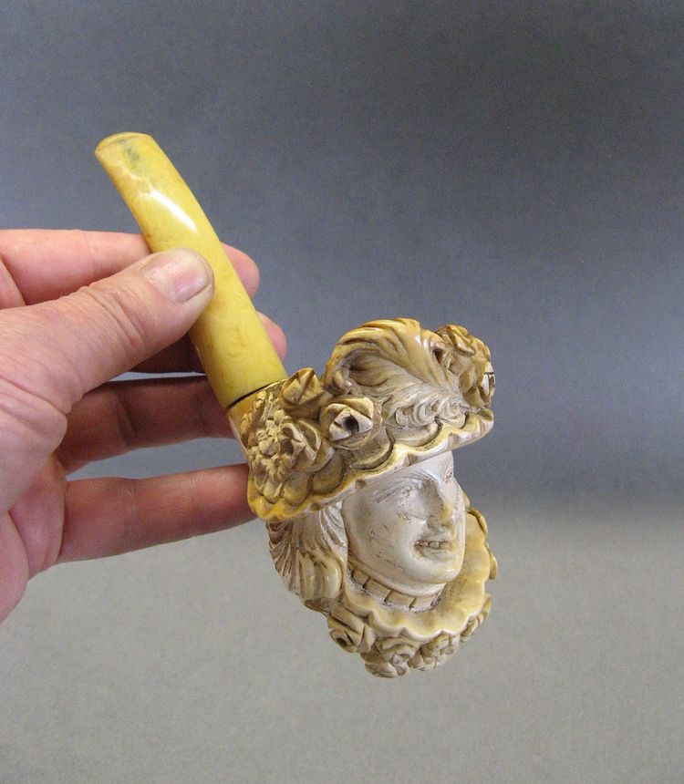 Meerschaumpfeife mit Darstellung einer Renaissancefigur.