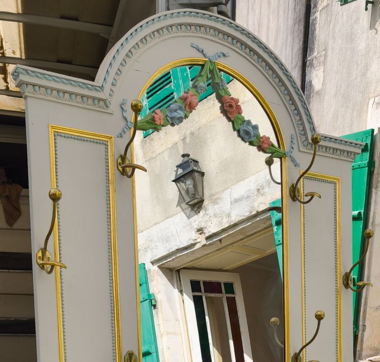 Garderobe im Louis XVI-Stil, 19. Jahrhundert
