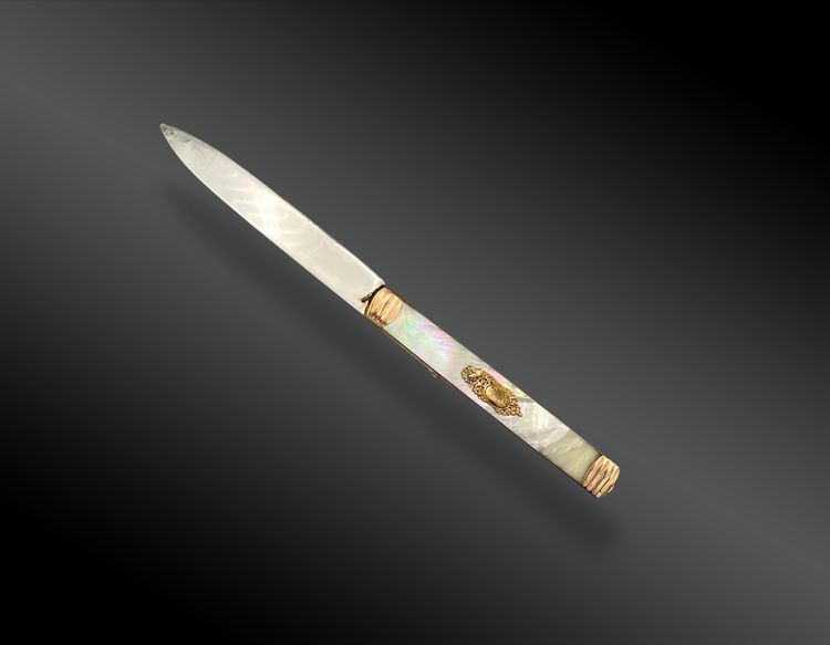 COLTELLO DI CHIUSURA DI LUSSO, ORO, ARGENTO E MADREPERLA, Francia, fine XVIII secolo