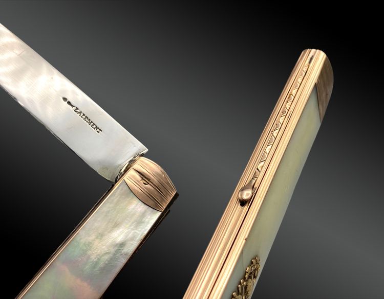 COLTELLO DI CHIUSURA DI LUSSO, ORO, ARGENTO E MADREPERLA, Francia, fine XVIII secolo