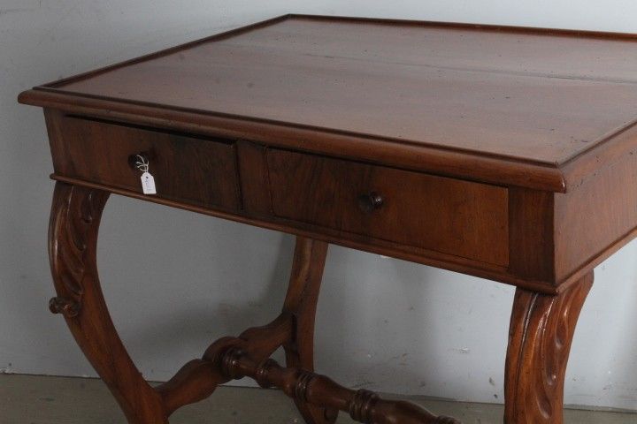 Bureau ancien Louis Philippe en noyer de Toscane, milieu du XIXe siècle, restauré. Dimensions : 84 x 55 x 78 cm.