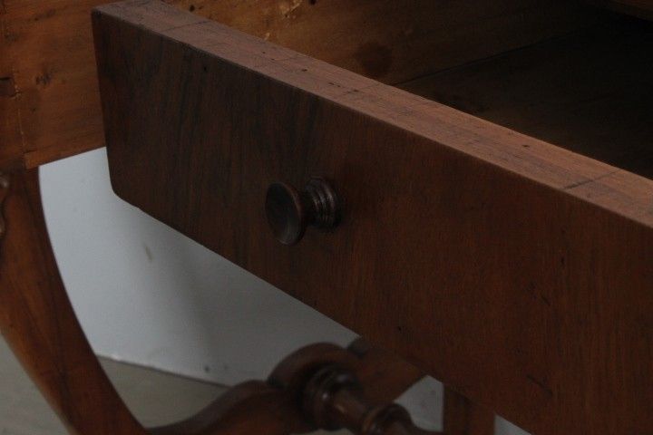 Bureau ancien Louis Philippe en noyer de Toscane, milieu du XIXe siècle, restauré. Dimensions : 84 x 55 x 78 cm.