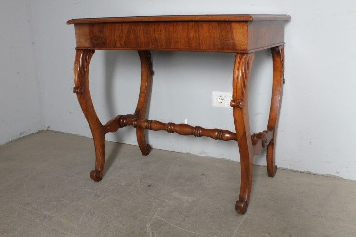 Bureau ancien Louis Philippe en noyer de Toscane, milieu du XIXe siècle, restauré. Dimensions : 84 x 55 x 78 cm.