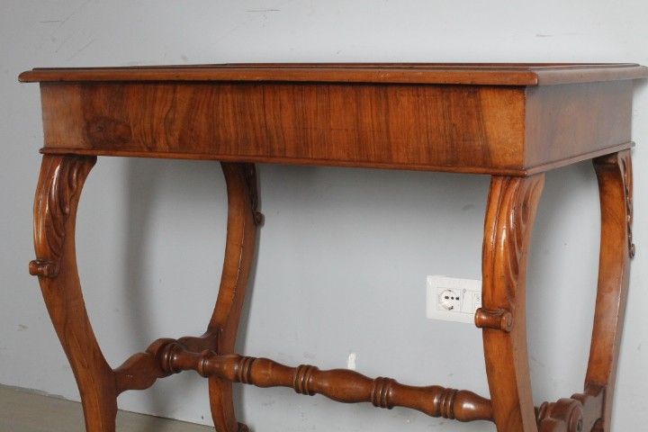 Bureau ancien Louis Philippe en noyer de Toscane, milieu du XIXe siècle, restauré. Dimensions : 84 x 55 x 78 cm.