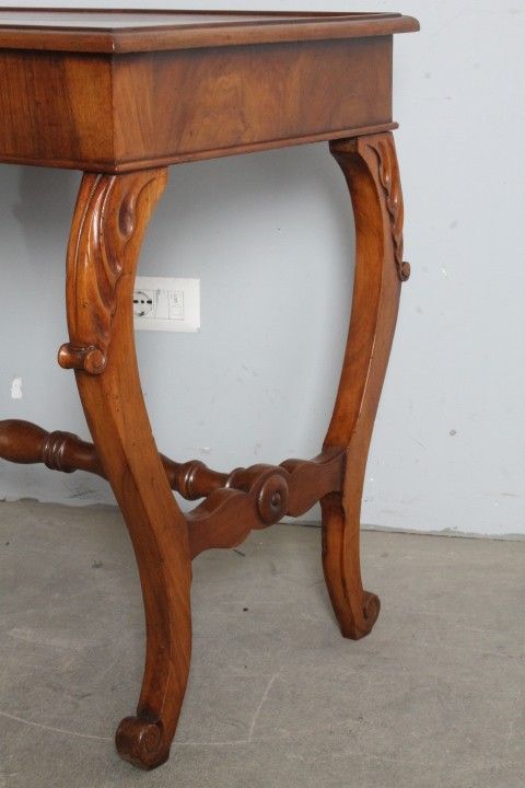 Bureau ancien Louis Philippe en noyer de Toscane, milieu du XIXe siècle, restauré. Dimensions : 84 x 55 x 78 cm.