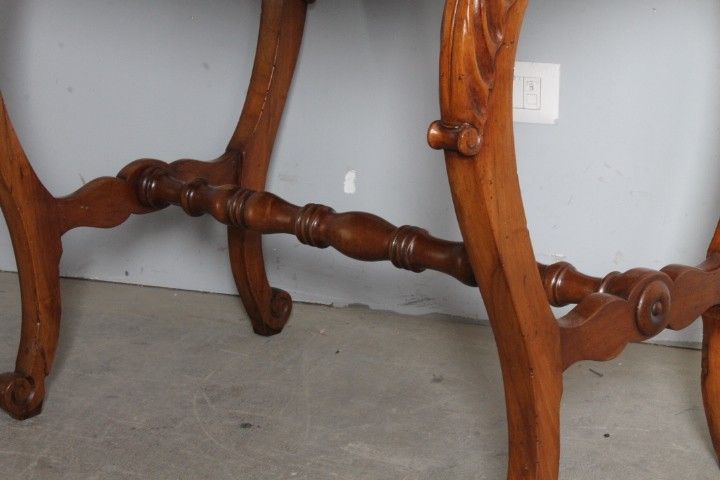 Bureau ancien Louis Philippe en noyer de Toscane, milieu du XIXe siècle, restauré. Dimensions : 84 x 55 x 78 cm.