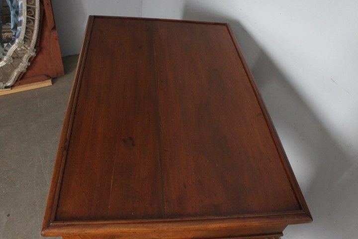 Bureau ancien Louis Philippe en noyer de Toscane, milieu du XIXe siècle, restauré. Dimensions : 84 x 55 x 78 cm.