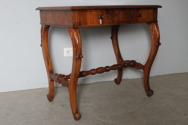 Bureau ancien Louis Philippe en noyer de Toscane, milieu du XIXe siècle, restauré. Dimensions : 84 x 55 x 78 cm.