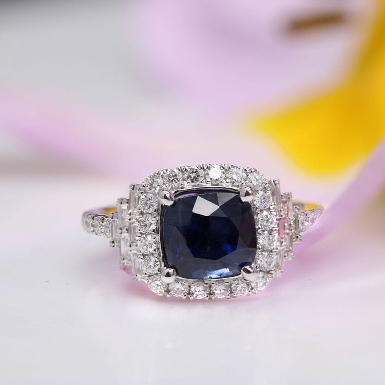 Ceylon-Kissen-Saphir- und Diamantring