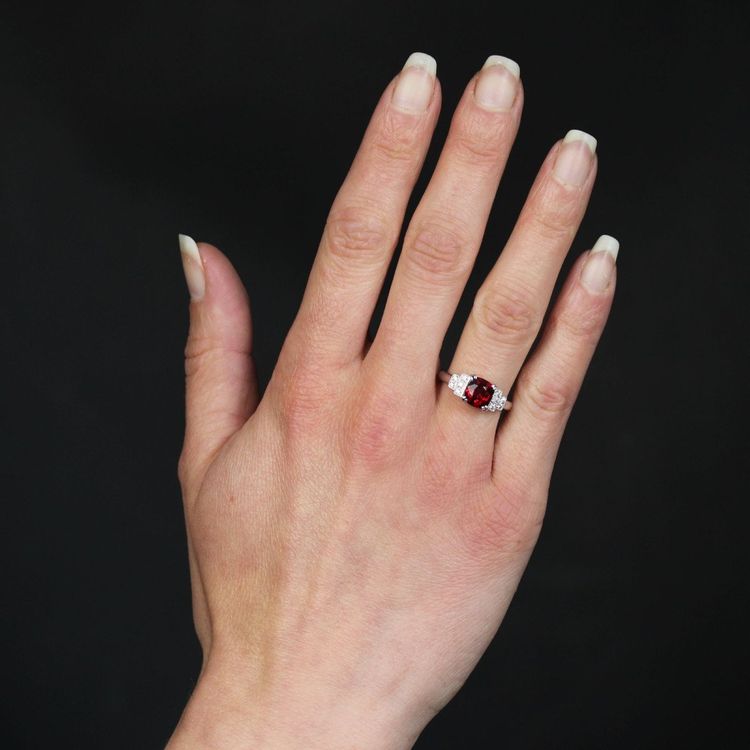 Ring mit natürlichem rotem Spinell und Diamant