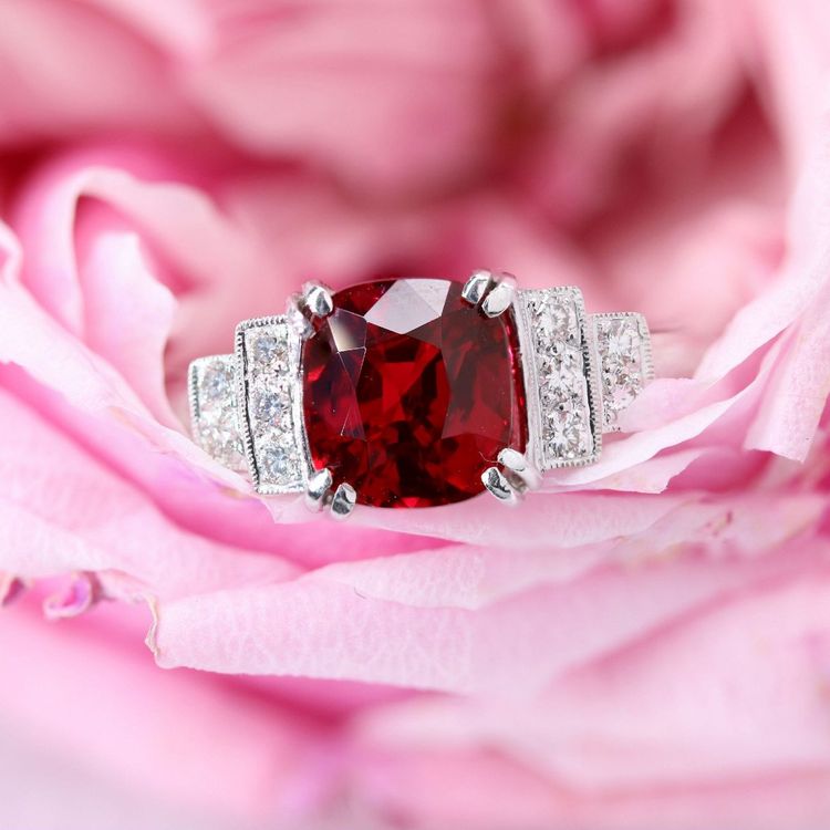 Ring mit natürlichem rotem Spinell und Diamant