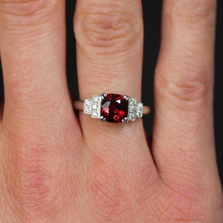 Ring mit natürlichem rotem Spinell und Diamant