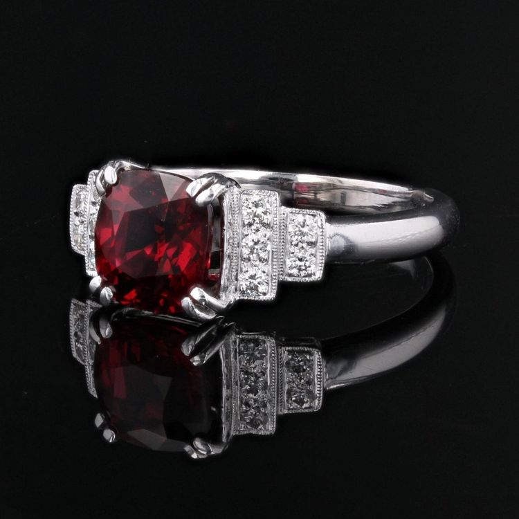 Ring mit natürlichem rotem Spinell und Diamant