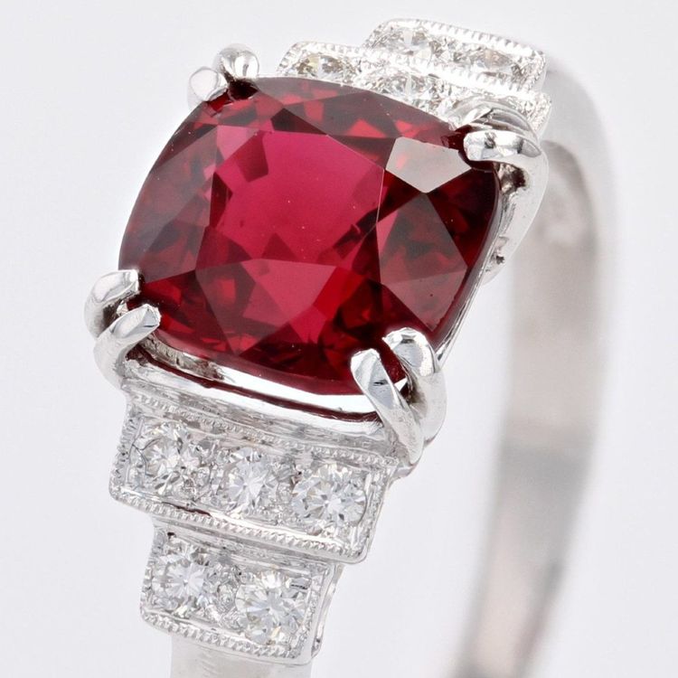Ring mit natürlichem rotem Spinell und Diamant