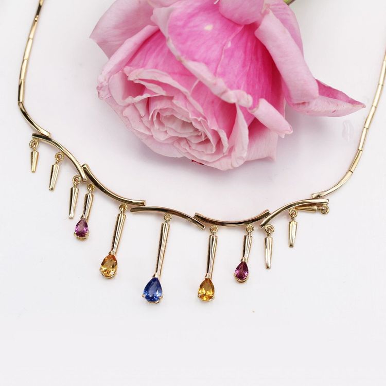 Collier En Or Et Ses Saphirs De Couleur
