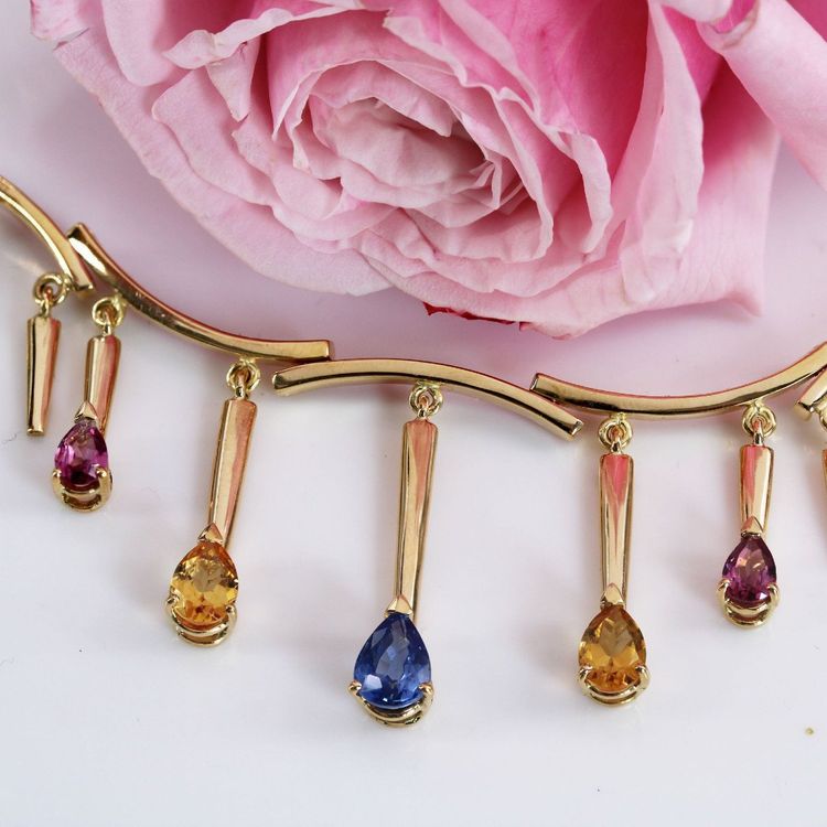 Collier En Or Et Ses Saphirs De Couleur