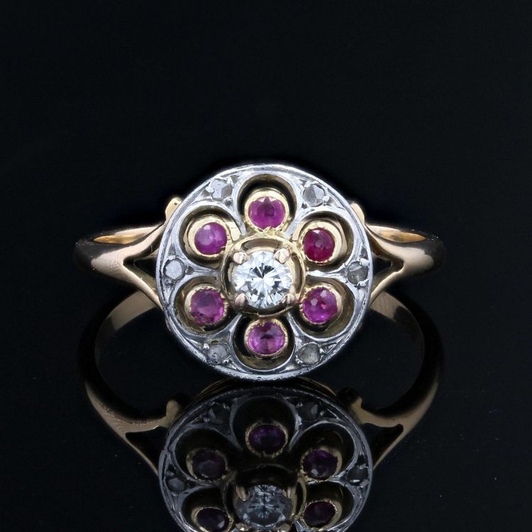 Anello antico con rubino rotondo e diamanti