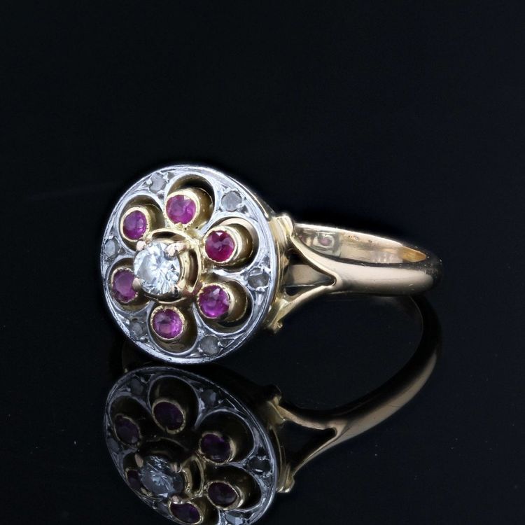 Anello antico con rubino rotondo e diamanti
