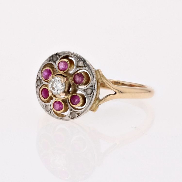 Anello antico con rubino rotondo e diamanti