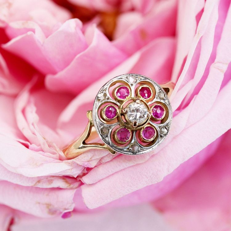Anello antico con rubino rotondo e diamanti