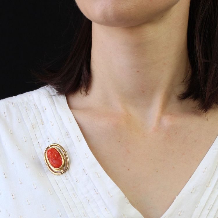 Spilla antica con cammeo in corallo e oro