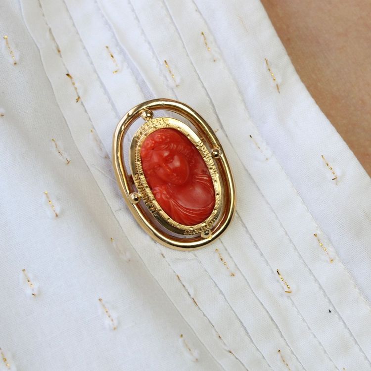 Spilla antica con cammeo in corallo e oro