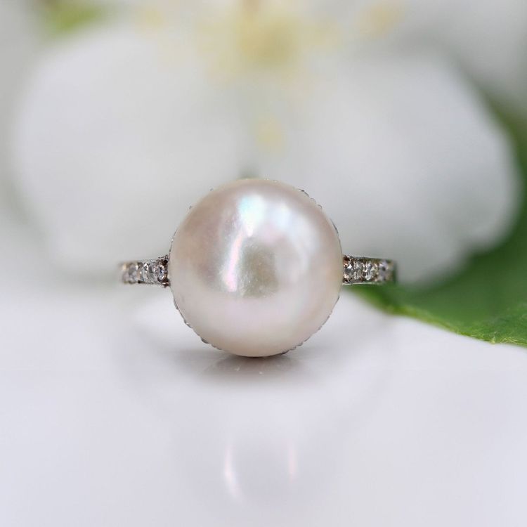 Anello in platino con perle Mabé e diamanti