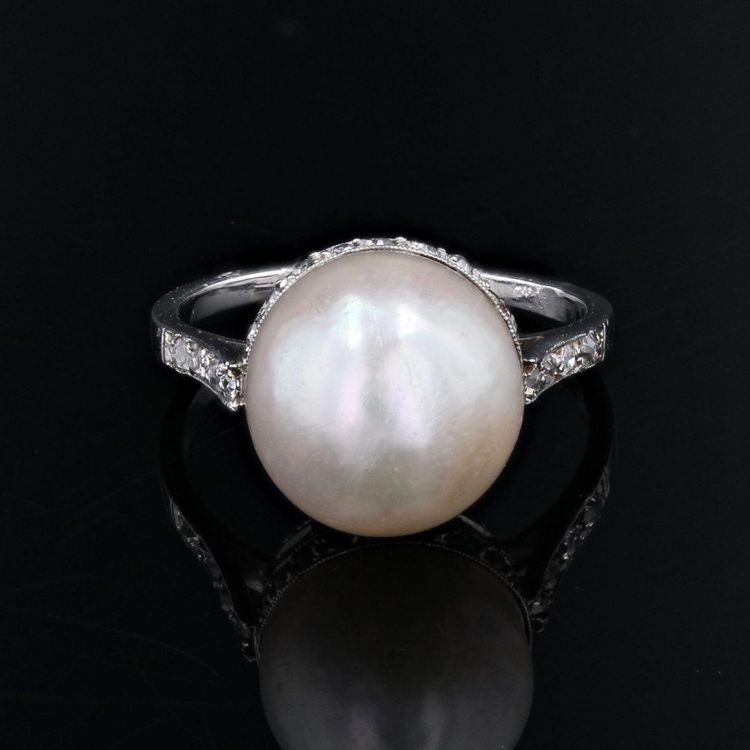 Anello in platino con perle Mabé e diamanti