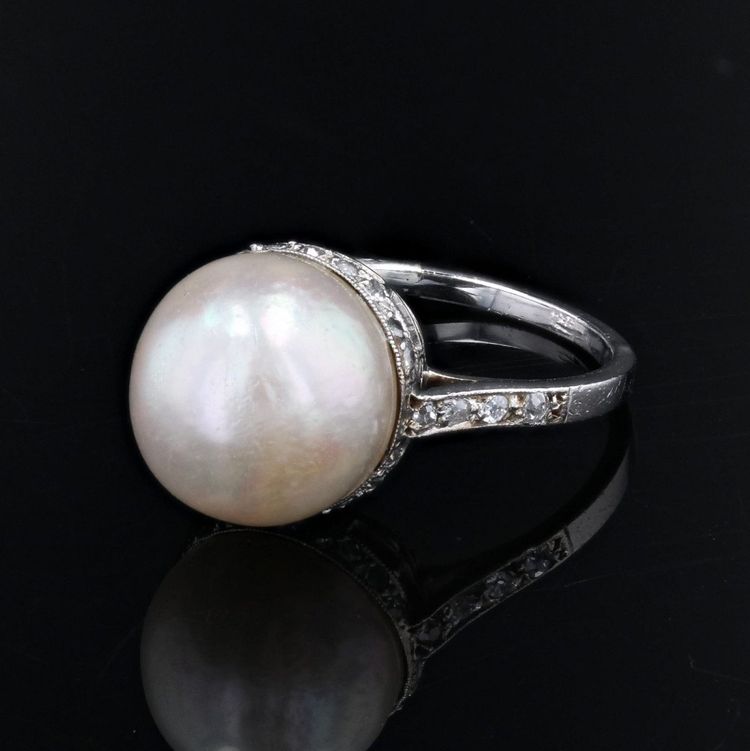 Anello in platino con perle Mabé e diamanti