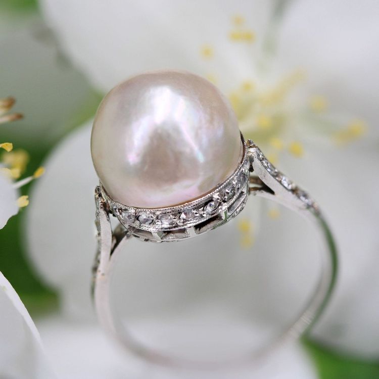 Anello in platino con perle Mabé e diamanti