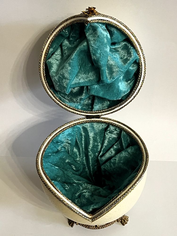 Œuf d'autruche transformé en coffret à bijoux