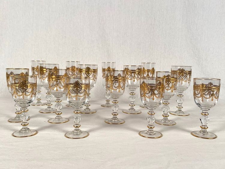 Set di sedici bicchieri in cristallo incisi con decorazioni in oro
