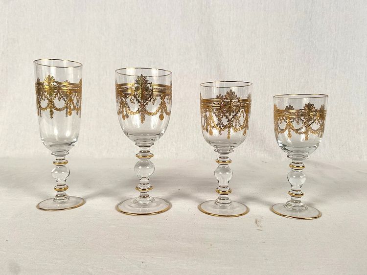 Set di sedici bicchieri in cristallo incisi con decorazioni in oro