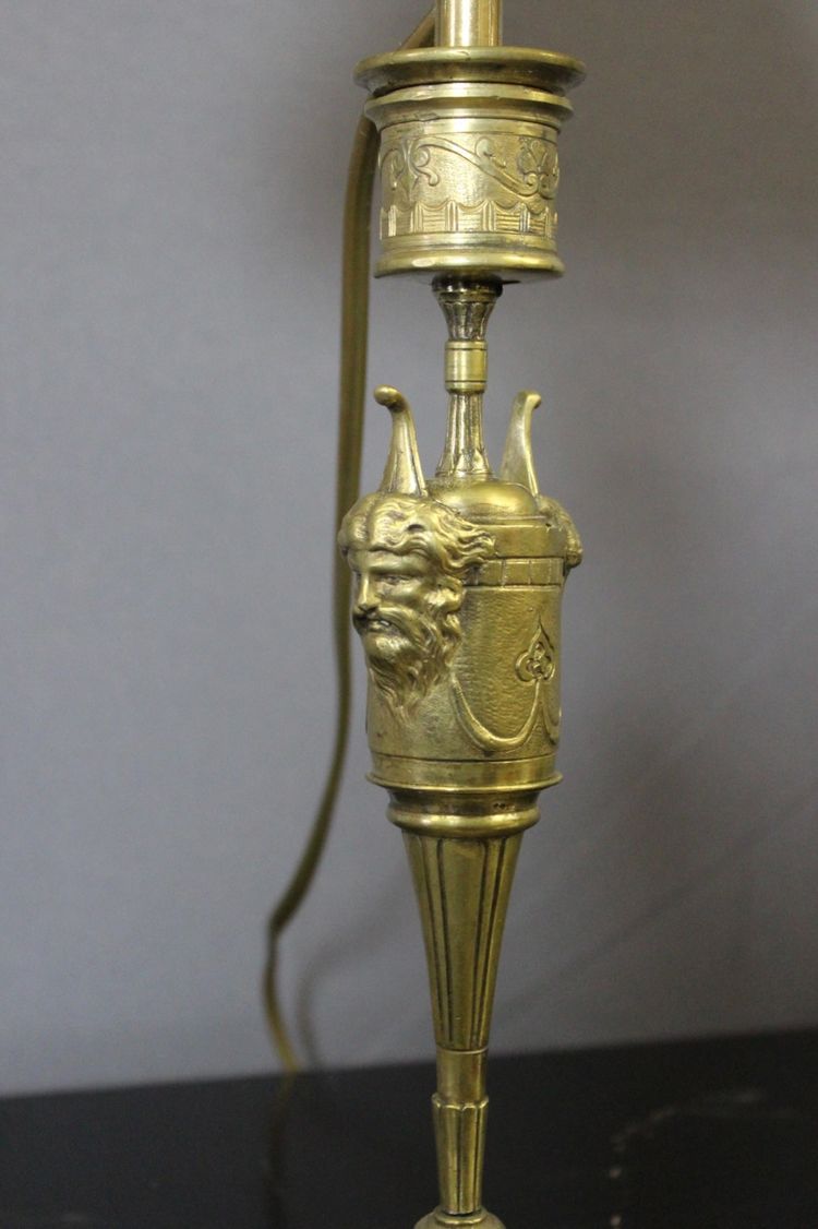 Paar bronzene Kerzenleuchter als Lampen montiert, um 1880