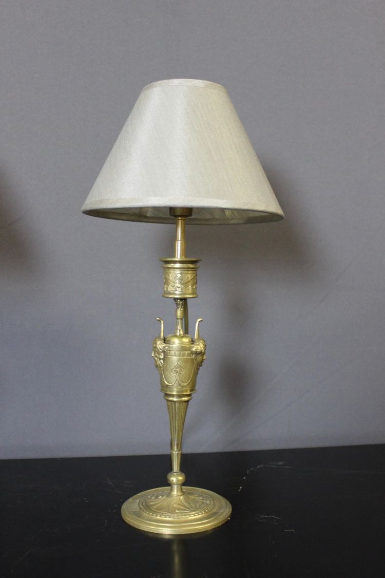 Paar bronzene Kerzenleuchter als Lampen montiert, um 1880